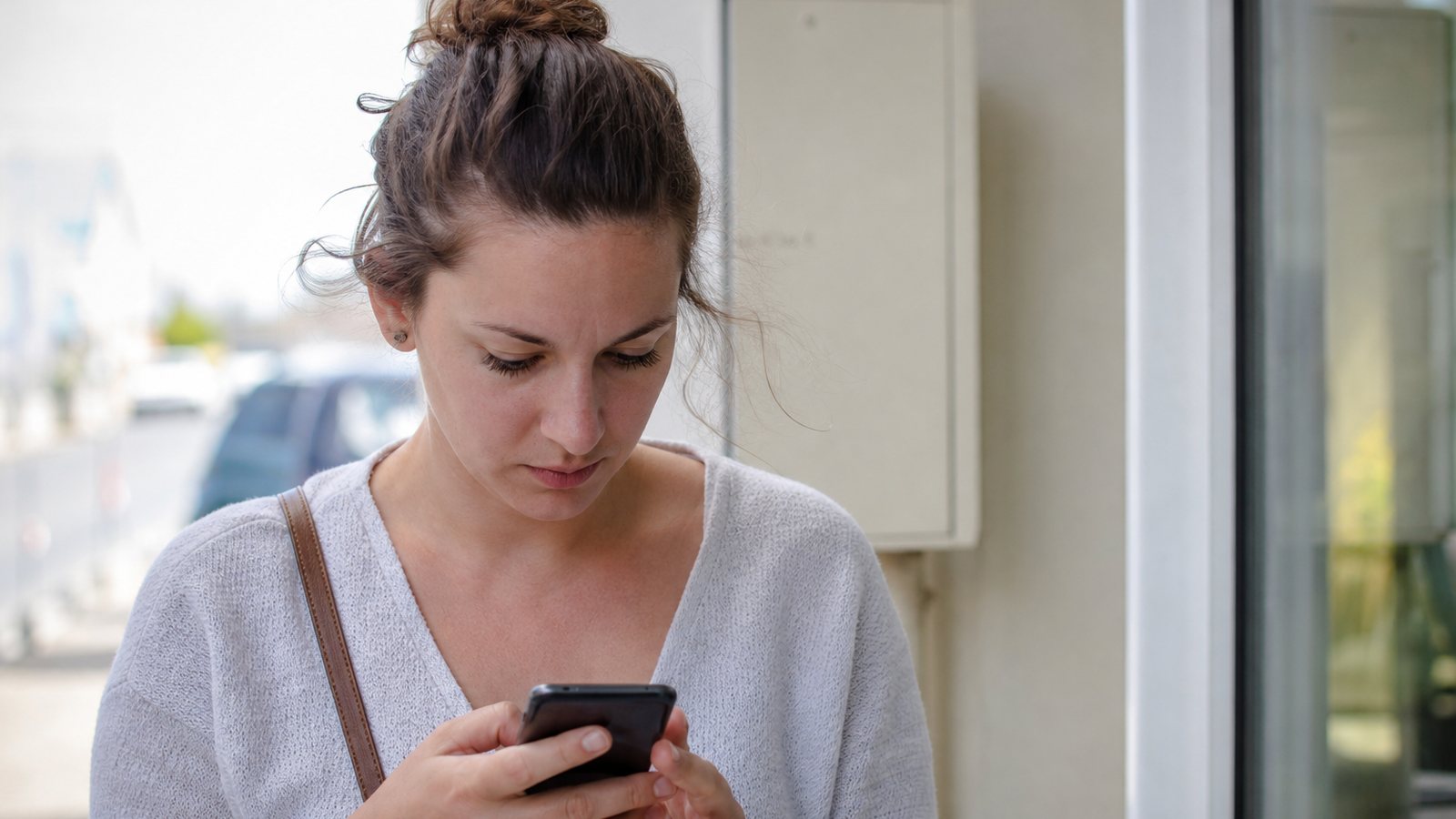 Propriétaire lisant sur son smartphone un rappel de vaccin envoyé par sa clinique vétérinaire
